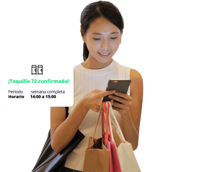Empleada recibiendo en el móvil la confirmación de su reserva de taquilla de empresa